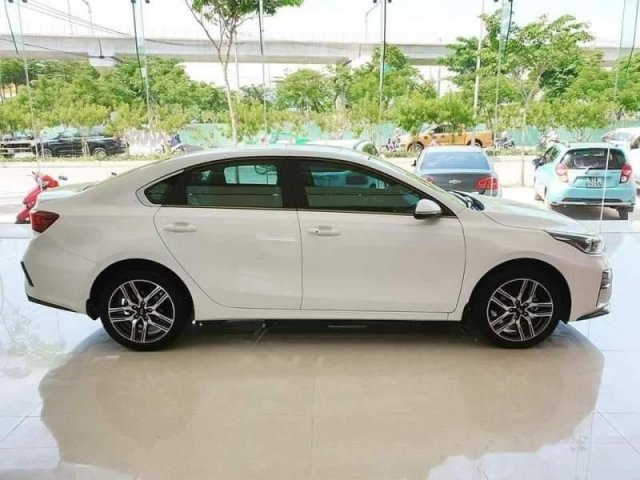 Bán Kia Cerato đời 2019, màu trắng, nhập khẩu, giá chỉ 559 triệu