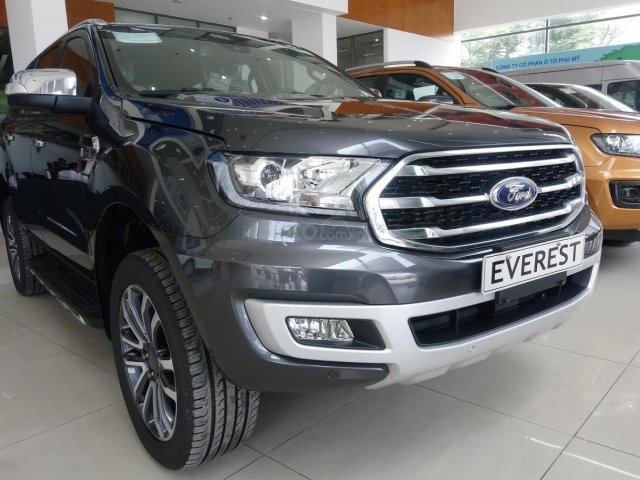 Ford Everest Titanium bi turbo, màu xám, giao ngay trong tháng0