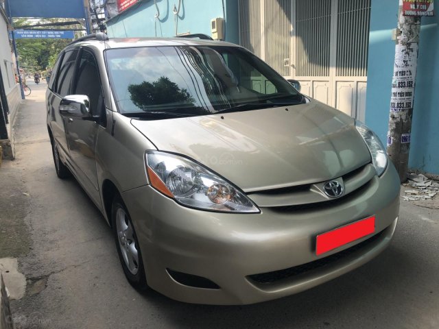 Cần bán xe Toyota Sienna LE năm 2008, màu vàng, nhập khẩu nguyên chiếc, 545 triệu0