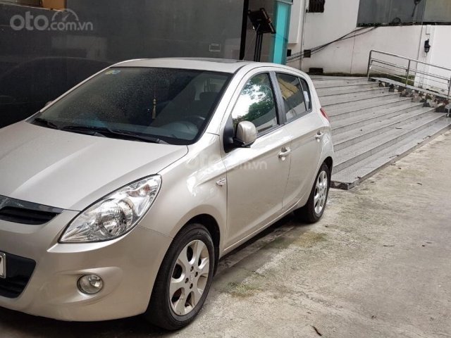 Bán xe Hyundai i20 2010, màu bạc, nhập khẩu