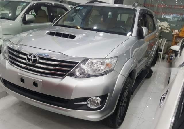 Bán Toyota Fortuner đời 2015, màu bạc, số sàn, máy dầu0