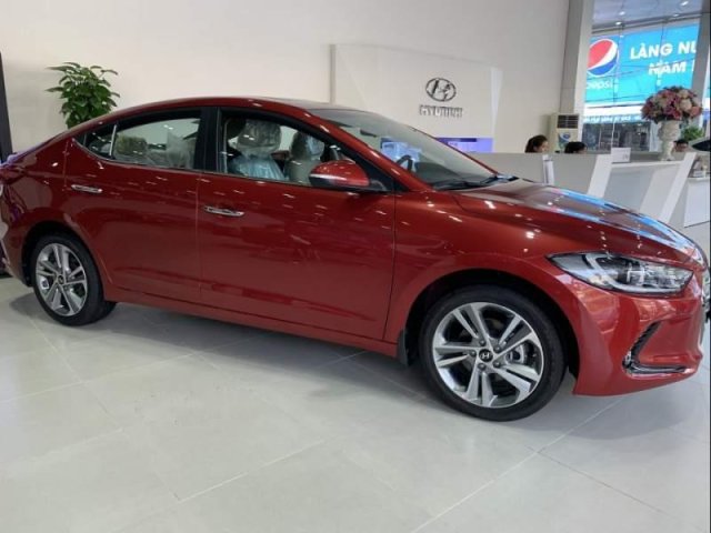 Bán Hyundai Elantra đời 2018, màu đỏ