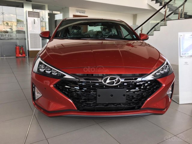 Cần bán Hyundai Elantra 1.6 Turbo sản xuất 2019, màu đỏ0