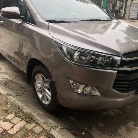 Bán Toyota Innova 2.0E đời 2019, màu xám, chạy lướt0