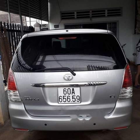 Cần bán xe Toyota Innova năm sản xuất 2011, màu bạc xe gia đình