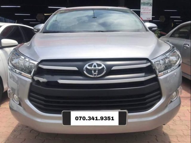 Xe Toyota Innova 2.0E năm 2016, màu bạc số sàn giá cạnh tranh0