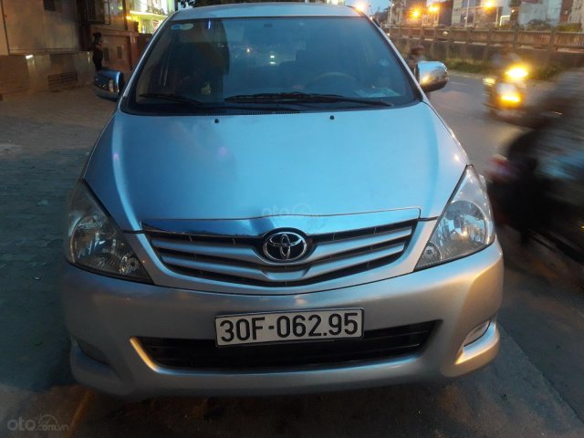 Nhà trật bán xe Innova G đời 2011, màu bạc