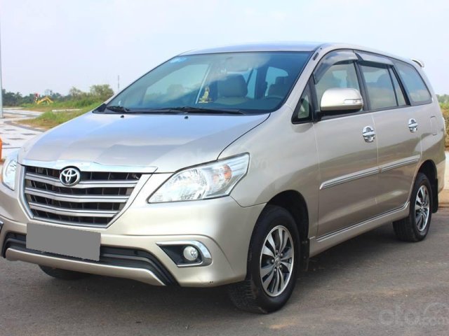 Bán Toyota Innova số sàn 2015 vàng kim, xe chính chủ