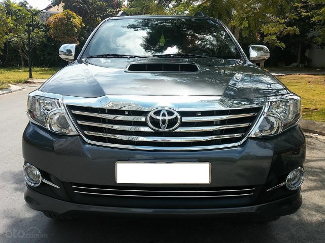 Cần bán xe Toyota Fortuner 2015 MT dầu, màu xám chì zin nguyên