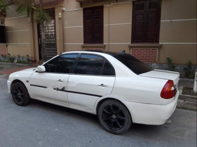 Gia đình bán xe Mitsubishi Lancer sản xuất 2001, màu trắng0