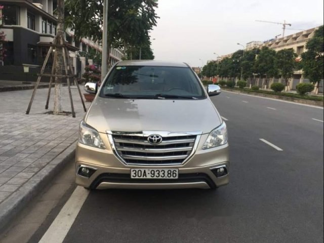 Chính chủ bán Toyota Innova 2.0E 2015, màu vàng cát0