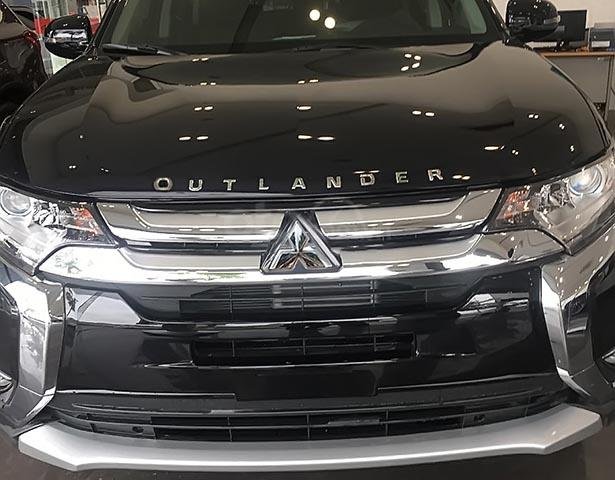 Cần bán Mitsubishi Outlander 2.0 CVT sản xuất năm 2019, màu đen