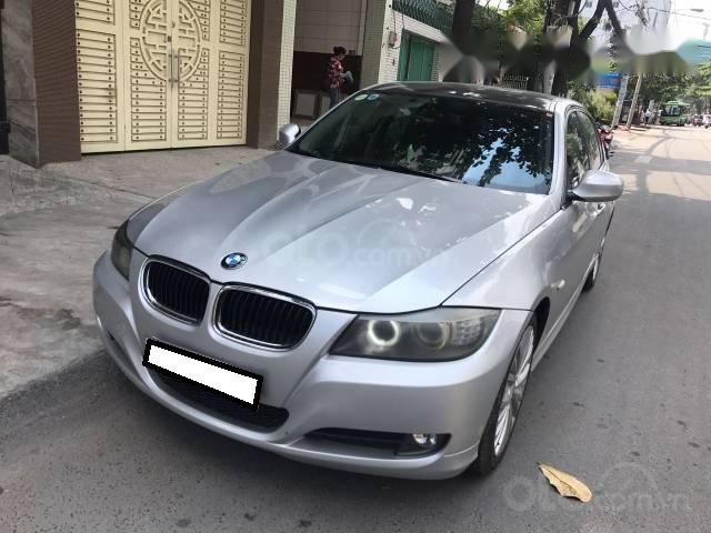 Gia đình cần bán BMW 320i đời 2009, số tự động, màu bạc0