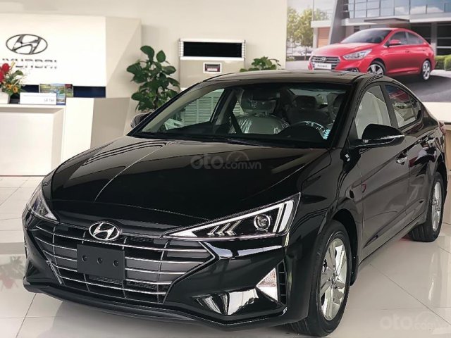 Bán xe Hyundai Elantra đời 2019, màu đen, giá tốt