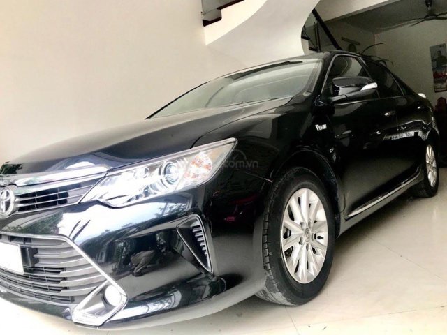 Bán lại xe Toyota Camry 2.0E năm 2016, màu đen, chính chủ0