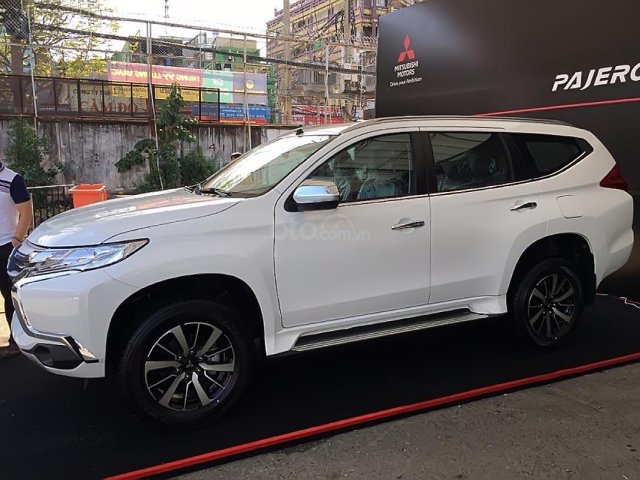 Bán Mitsubishi Pajero Sport máy dầu, số sàn - Xe nhập khẩu Thái Lan, thiết kế mới hoàn toàn0