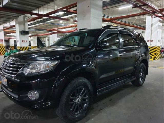 Bán Toyota Fortuner 2.7V 4X2 AT đời 2016, màu đen, xe gia đình0