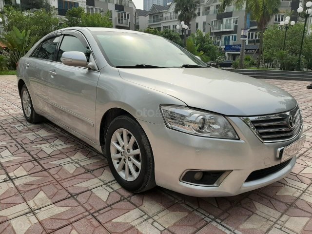 Cần bán xe Toyota Camry 2.4G 2009, màu bạc, 545tr