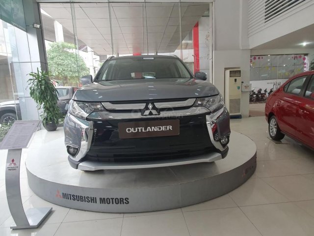 Cần bán xe Mitsubishi Outlander 2.4 đời 2019, màu xám (ghi), giá siêu tốt LH 09345152260