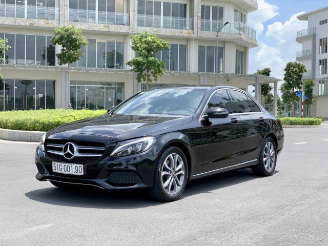 Cần bán xe Mercedes C200 sx, ĐK 2017 1 chủ màu đen0