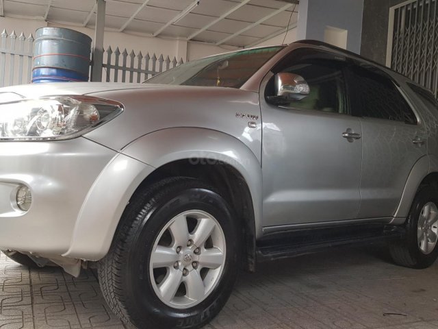 Bán Toyota Fortuner 2011 màu bạc, biển số thành phố, xe ít đi0