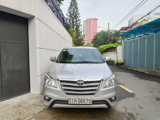 Bán Toyota Innova 2.0 E 2015, màu bạc, xe nhà, chính chủ0