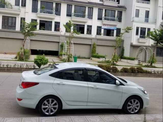 Bán Hyundai Accent MT đời 2011, màu trắng, chính chủ