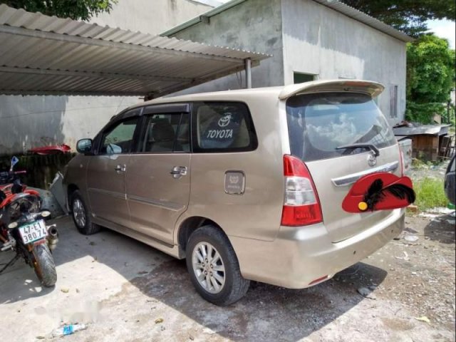 Cần bán lại xe Toyota Innova AT sản xuất năm 2013, màu vàng xe gia đình0