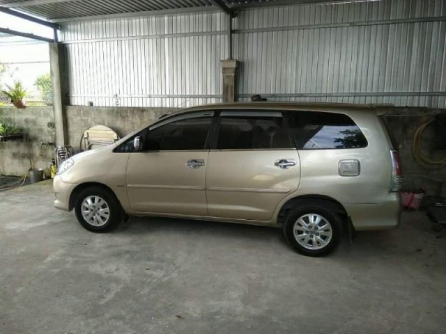 Bán Toyota Innova sản xuất năm 2009, màu vàng