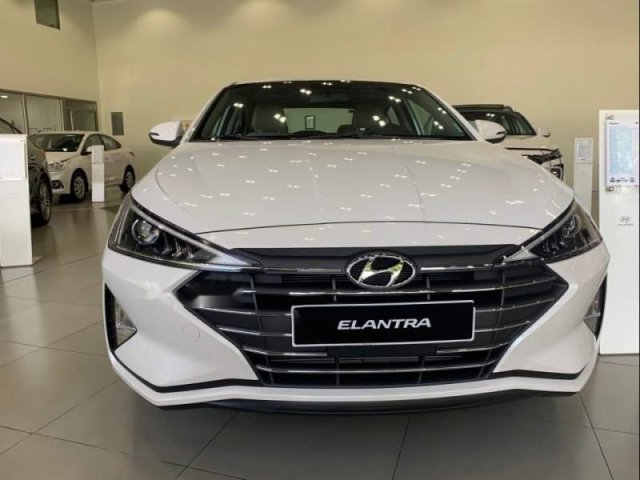 Bán xe Hyundai Elantra năm sản xuất 2019, màu trắng0