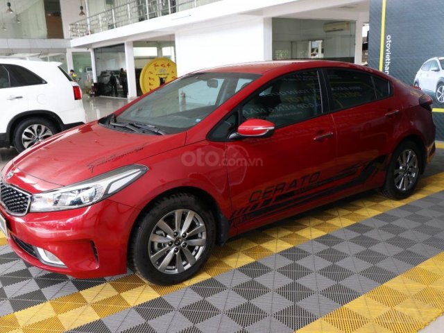 Cần bán Kia Cerato 1.6MT sản xuất năm 2017, màu đỏ giá cạnh tranh