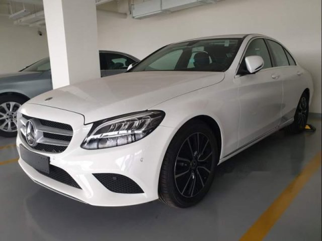 Bán Mercedes C200 đời 2019, màu trắng0