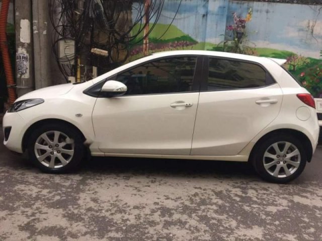 Chính chủ bán Mazda 2 năm sản xuất 2014, màu trắng, xe nhập0