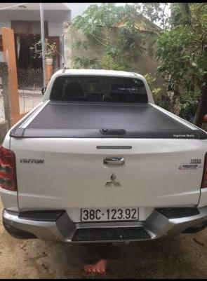 Bán Mitsubishi Triton 4x2AT đời 2018, màu trắng số tự động