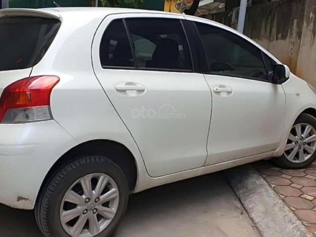 Chính chủ bán Toyota Yaris năm 2011, màu trắng, xe nhập