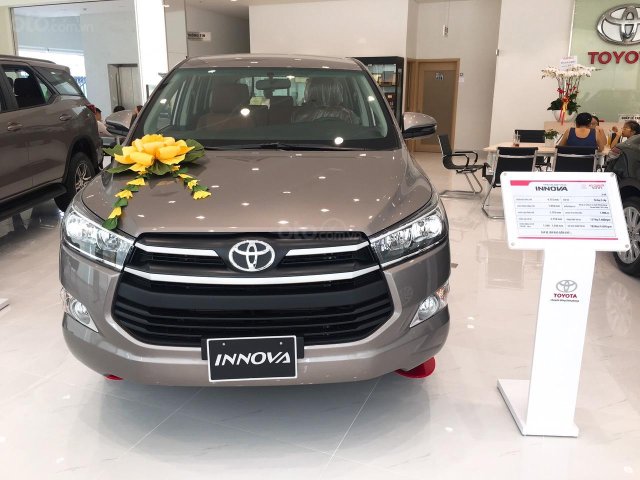 Toyota Innova 2.0E, số sàn, màu đồng ánh kim, hỗ trợ trả góp lên đến 85%, thủ tục hồ sơ đơn giản0