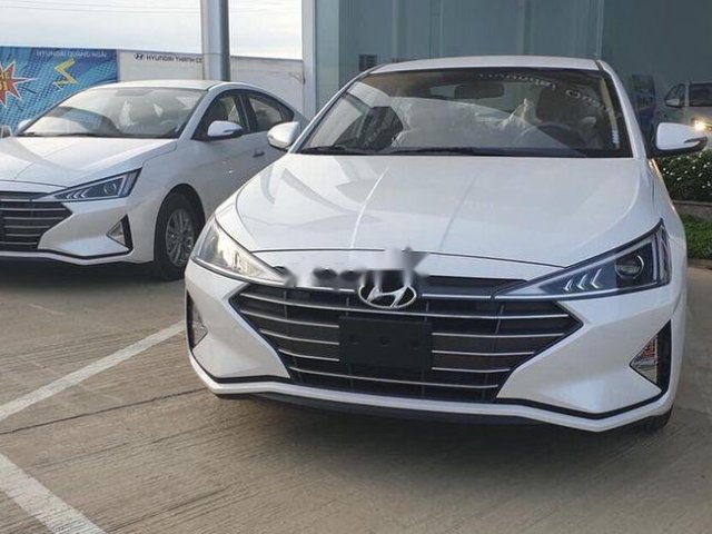 Bán xe Hyundai Elantra đời 2019, màu trắng. Giao ngay, KM khủng