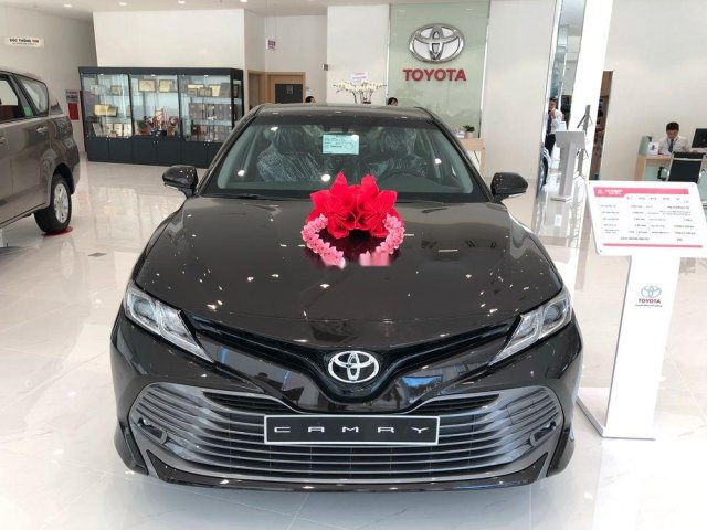 Bán xe Toyota Camry 2019, màu đen, nhập khẩu. Giao ngay