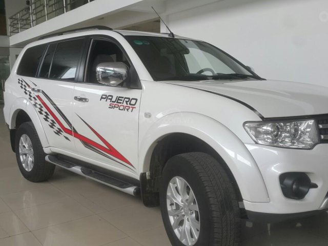 Bán Mitsubishi Pajero Sport 2.5MT màu trắng camay, số sàn, máy dầu sản xuất 2016, biển Sài Gòn