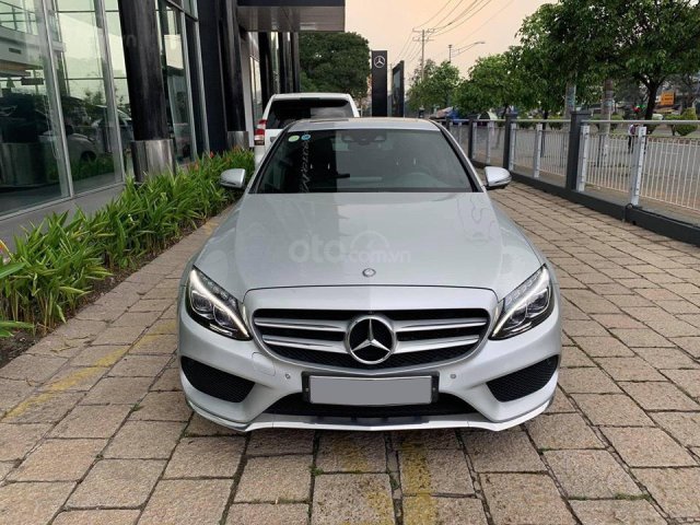 Chính chủ bán xe Mercedes C300 AMG sản xuất năm 2015, màu bạc, giá tốt