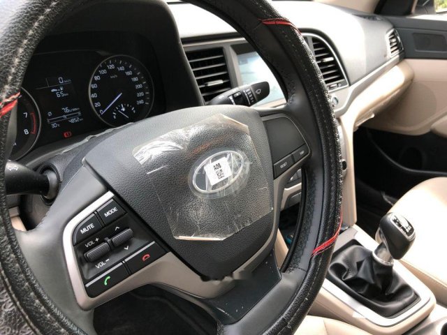 Cần bán xe Hyundai Elantra số sàn, mới đi hơn 4000km đời 2018, màu trắng