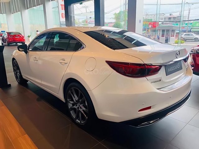 Bán Mazda 6 2.0L Premium 2019, màu trắng, 899tr0