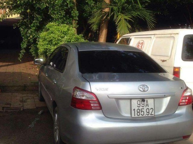 Gia đình bán xe Toyota Vios đời 2012, màu bạc0