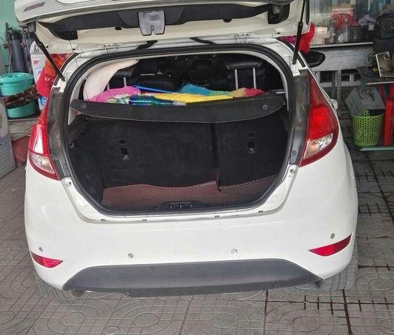 Cần bán Ford Fiesta đời 2014, màu trắng