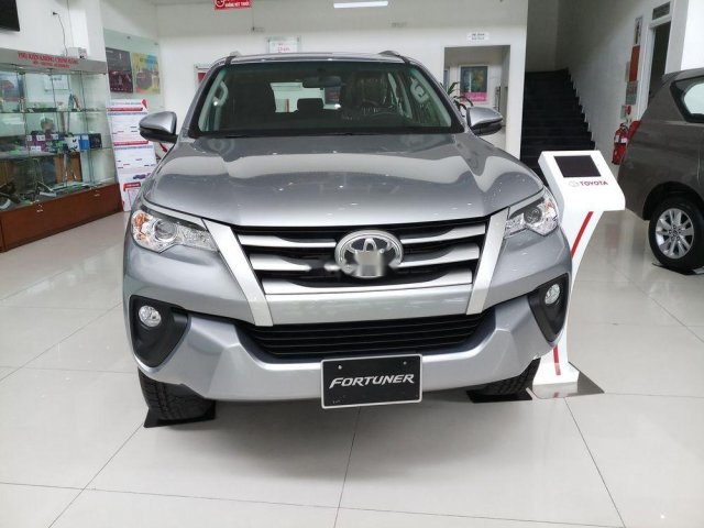 Cần bán xe Toyota Fortuner đời 2019, màu bạc