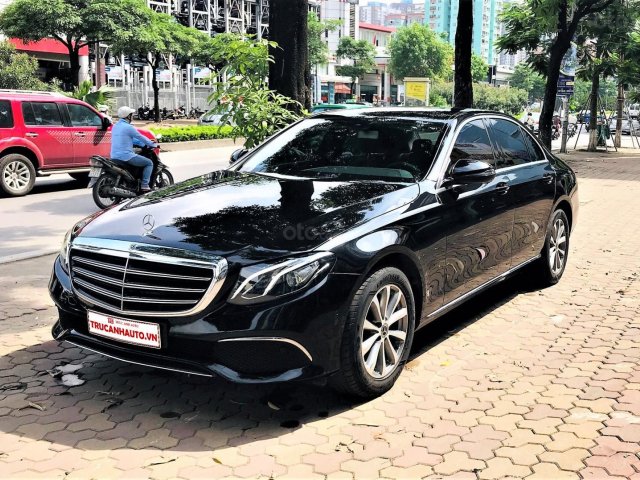 Bán xe Mercedes E200 sản xuất 2018, model 2019, màu đen, nhập khẩu nguyên chiếc