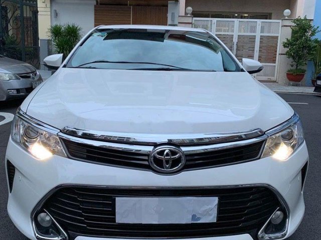 Bán xe Toyota Camry 2017, màu trắng chính chủ, giá cạnh tranh