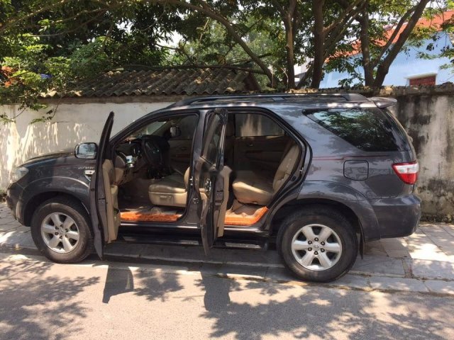 Nhà bán xe Toyota Fortuner đời 2010, màu xám