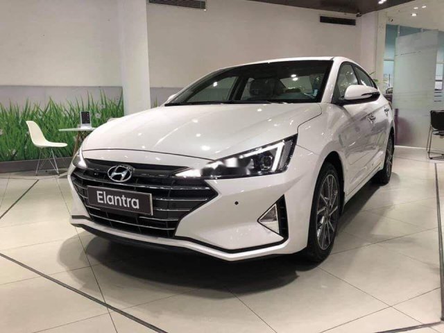 Bán Hyundai Elantra năm sản xuất 2019, màu trắng