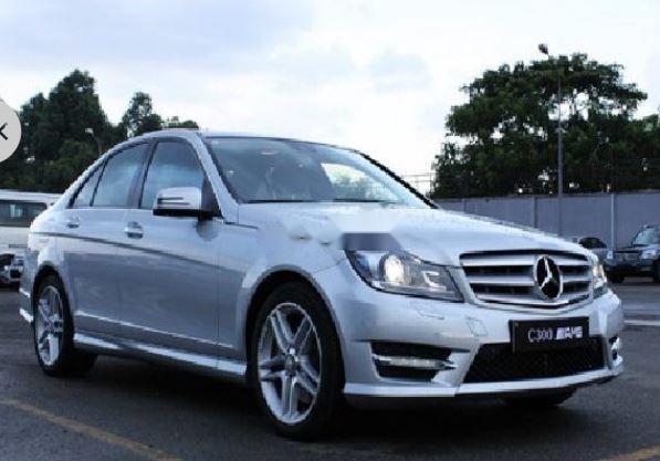 Cần bán lại xe Mercedes C300 sản xuất năm 2012, mình mới mua bảo hiểm thân vỏ0